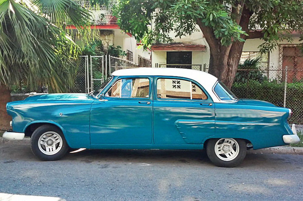 Pavel et sa Ford de 1953